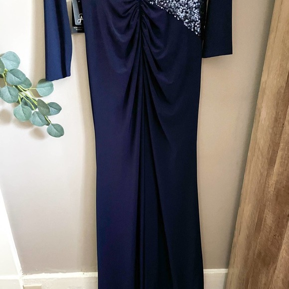 NWT ADRIANNA PAPELL Long Sleeve Sequin Jersey Gown In Size 8 formal wedding - Picture 9 of 10